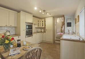 Microwave, oven, dishwasher, cookware/dishes/utensils - 2 Bed in Aldeburgh (oc-marsh) (Friston)
