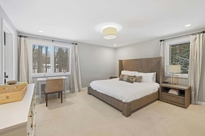 4 bedrooms, iron/ironing board, travel crib, WiFi - Loma House - Pool, Hot Tub & Sauna walk to Lake MI (Sawyer)