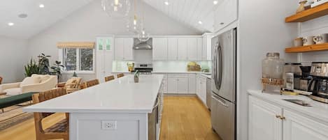 Frigorifero, microonde, piano cottura, lavastoviglie