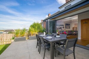 Outdoor dining - 2 Bed in Padstow (oc-p00714) (Padstow)