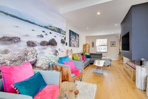 TV - 2 Bed in Padstow (oc-p00714) (Padstow)