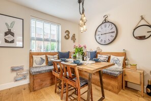 Dining - 2 Bed in Padstow (oc-p00714) (Padstow)