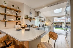Microwave, oven, dishwasher, cookware/dishes/utensils - 2 Bed in Padstow (oc-p00714) (Padstow)