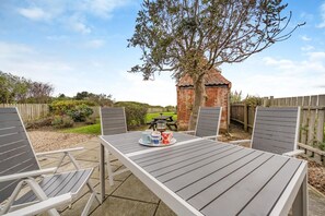 Outdoor dining - 5 Bed in Overstrand (oc-1922) (Overstrand)