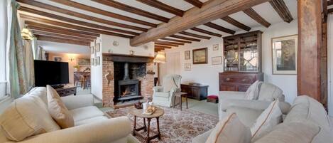 Televisión y chimenea