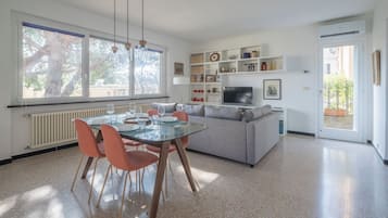 Apartment, Patio, Sea View | Ruang tamu