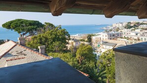 Une ville côtière qui offre une vue sur la mer et sur les bâtiments.