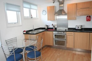 Microwave, oven, cookware/dishes/utensils - 1 Bed in St Ives (oc-belm10) (Saint Ives)