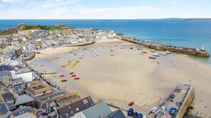 A coastal town with a sandy beach, boats, and a stone wall. - 1 Bed in St Ives (oc-cher4) (Saint Ives)