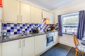 Microwave, oven, cookware/dishes/utensils - 1 Bed in St Ives (oc-cher4) (Saint Ives)