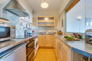 Microwave, oven, cookware/dishes/utensils - 2 Bed in St Ives (oc-fern42) (St Ives)