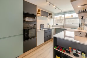 Microwave, oven, dishwasher, cookware/dishes/utensils - 2 Bed in St Ives (oc-bpp15) (Saint Ives)