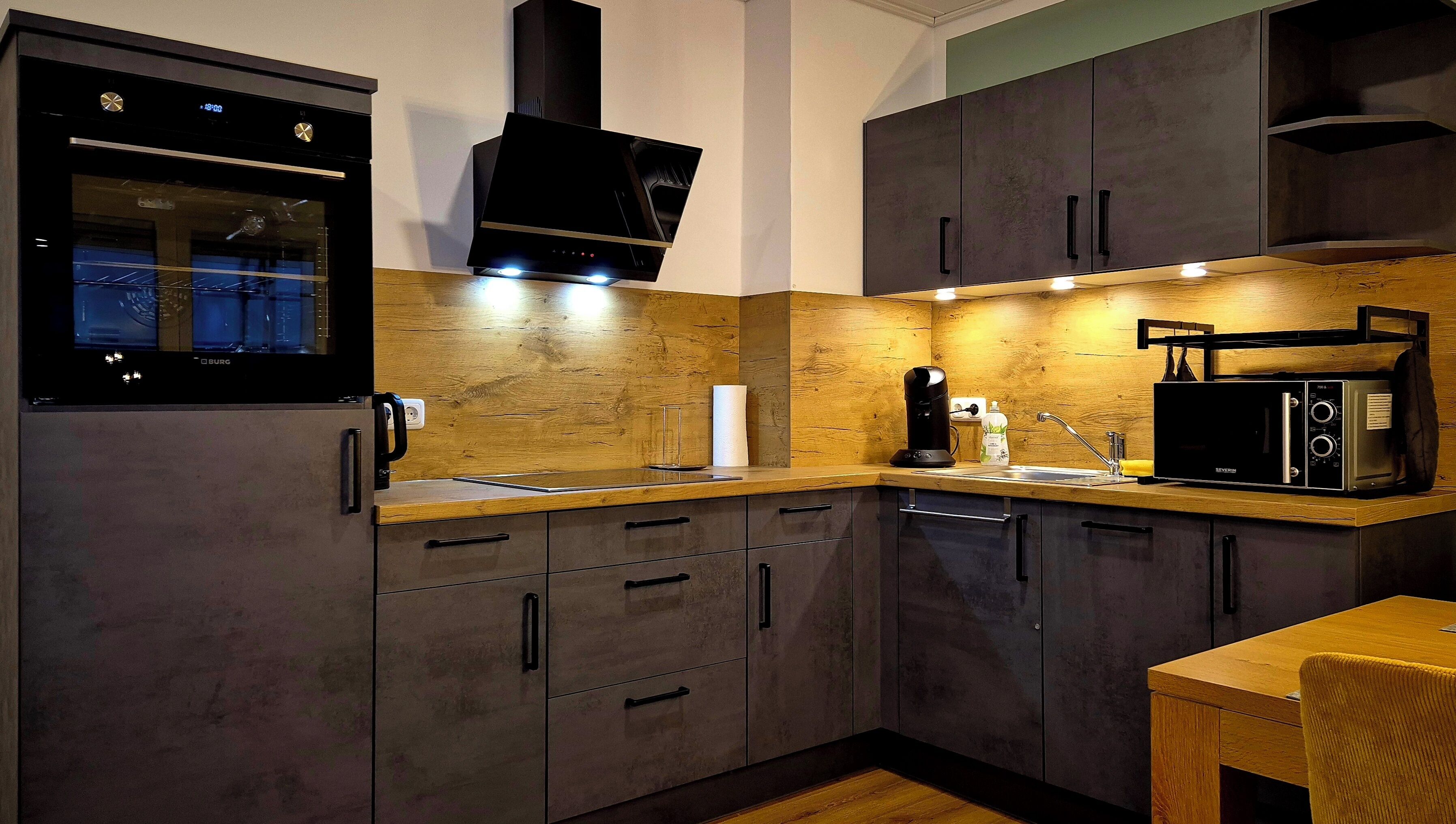 Een koelkast, een microgolfoven, een oven, een kookplaat