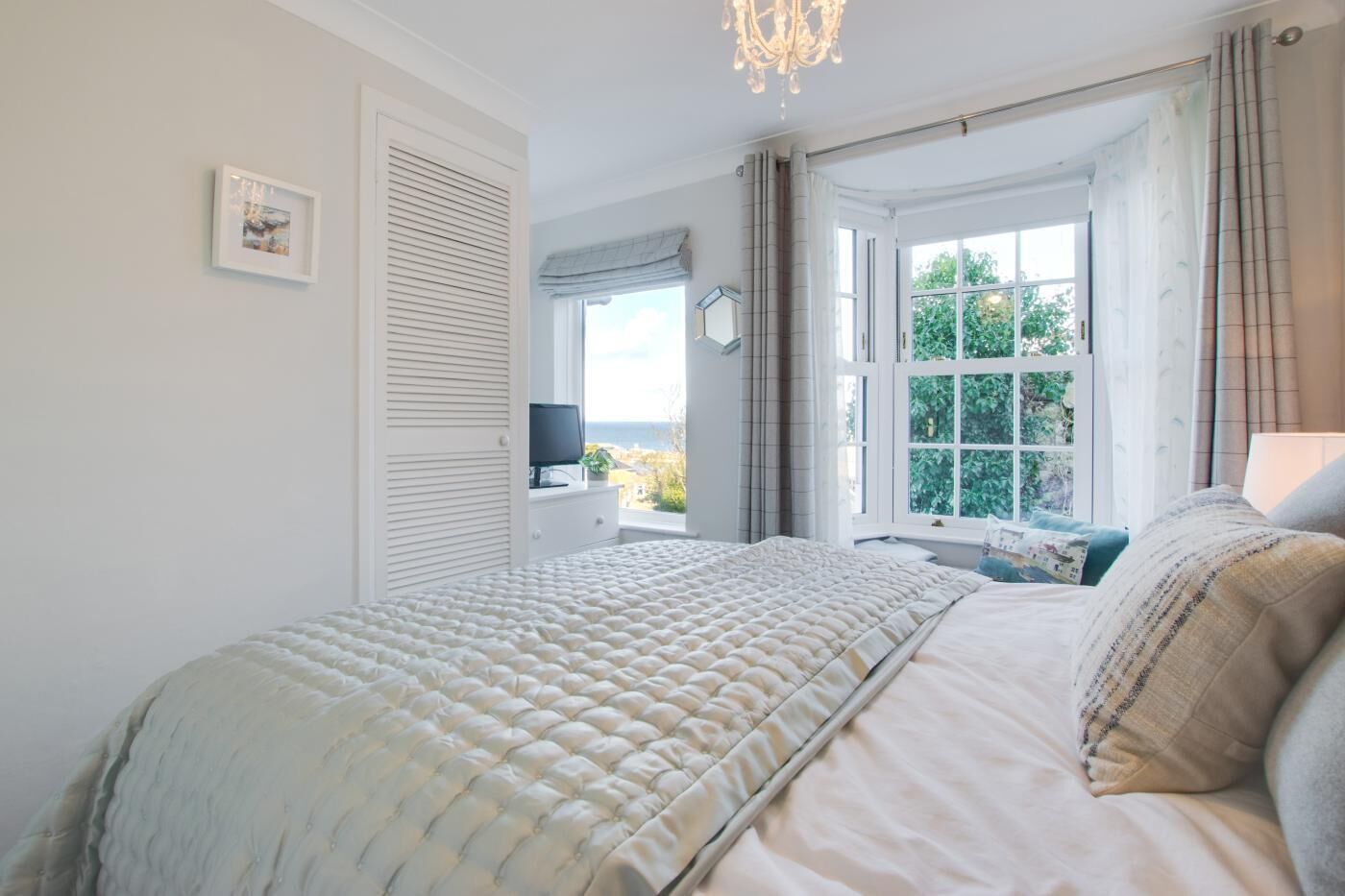 Iron/ironing board, free WiFi, bed sheets