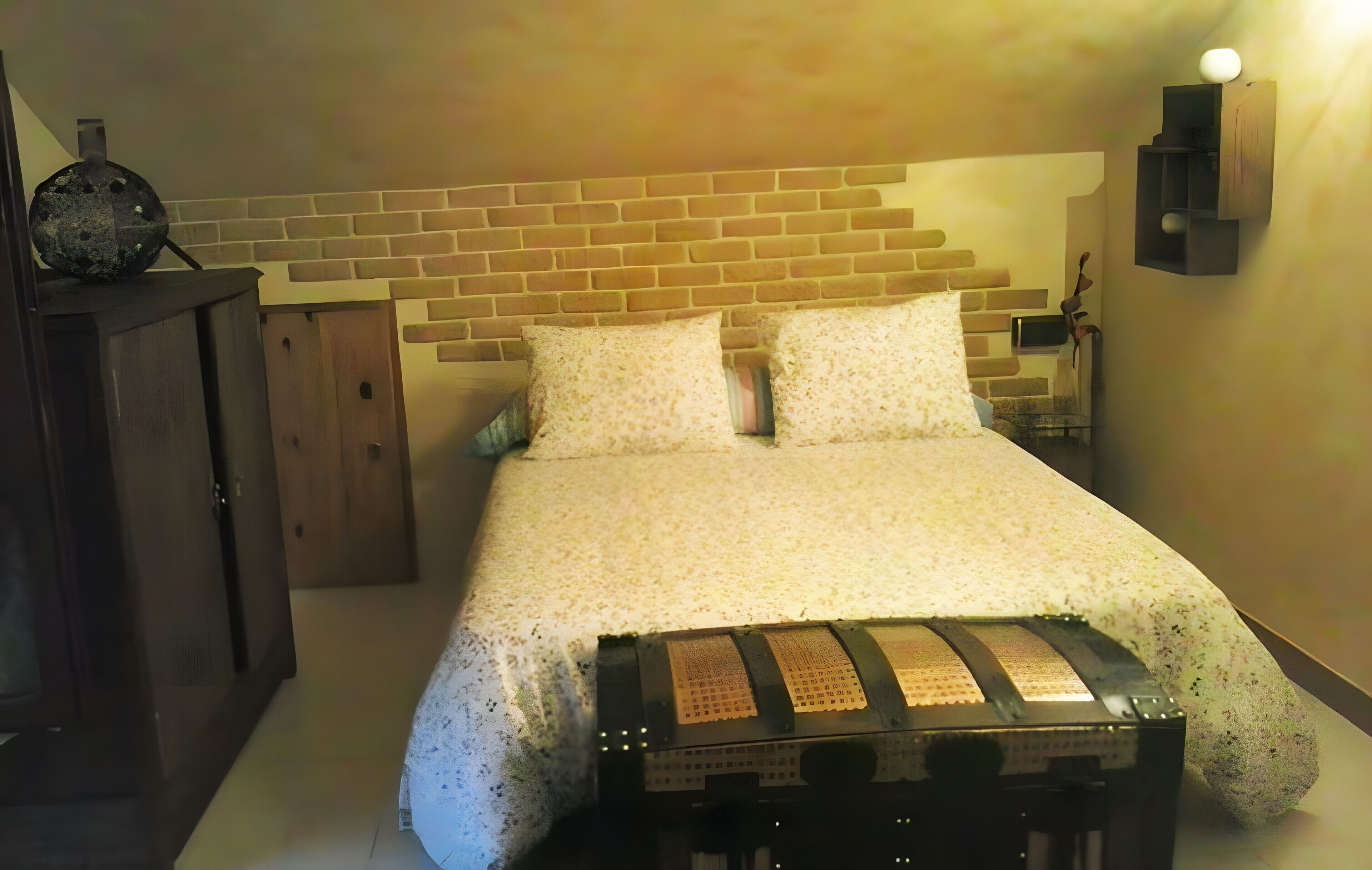 Iron/ironing board, bed sheets