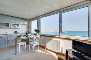 Microwave, oven, cookware/dishes/utensils - 1 Bed in St Ives (oc-crab03) (St Ives)