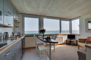 Microwave, oven, cookware/dishes/utensils - 1 Bed in St Ives (oc-crab03) (St Ives)