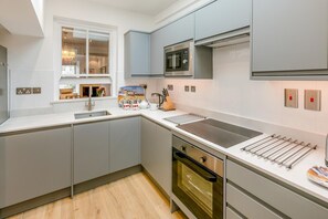 Microwave, oven, dishwasher, cookware/dishes/utensils - 3 Bed in St Ives (oc-twtc11) (Saint Ives)