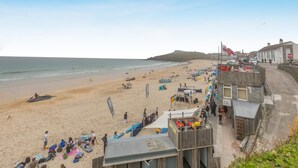 A beach with people, boats, and buildings along the shore. - 1 Bed in St Ives (oc-barn27) (Saint Ives)