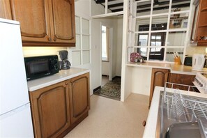 Microwave, oven, cookware/dishes/utensils - 3 Bed in St Ives (oc-whrf4) (Saint Ives)