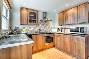 Microwave, oven, dishwasher, high chair - 2 Bed in St Ives (oc-pmho08) (Saint Ives)