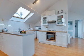Microwave, oven, dishwasher, cookware/dishes/utensils - 1 Bed in St Ives (oc-nic48) (Saint Ives)