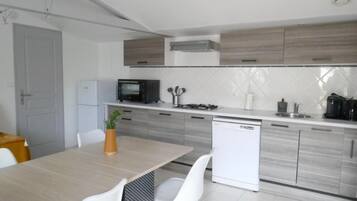 Jääkaappi, mikroaaltouuni, uuni, liesi