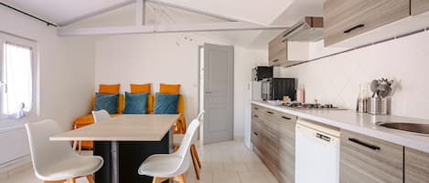 Een koelkast, een microgolfoven, een oven, een kookplaat