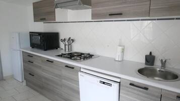 Jääkaappi, mikroaaltouuni, uuni, liesi