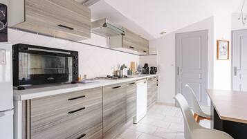Fridge, microwave, oven, stovetop