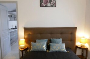 Tabla de planchar con plancha, wifi, ropa de cama