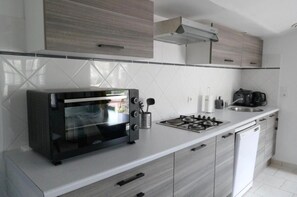 Fridge, microwave, oven, stovetop - Gîte Le Romarin: Shared Pool, Communal Terrace & Wi-Fi in Courçon (Courçon)