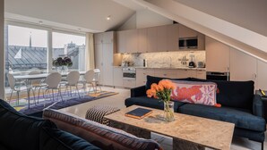 Luksussuite, 4 soverom, terrasse, byutsikt | Oppholdsområde