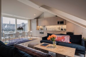 Suite de lujo, vista a la ciudad | Área de sala de estar