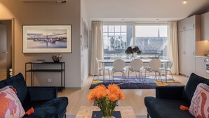 Luksussuite, 4 soverom, terrasse, byutsikt | Oppholdsområde