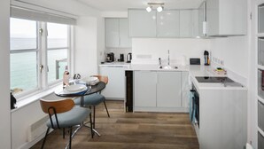 Een magnetron, een oven, kookgerei, borden en bestek
