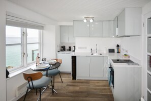 Microwave, oven, cookware/dishes/utensils - 1 Bed in St Ives (oc-crab02) (St Ives)