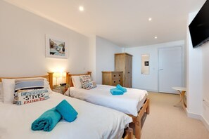Iron/ironing board, travel crib, free WiFi, bed sheets - 2 Bed in St Ives (oc-f1meor) (St Ives)