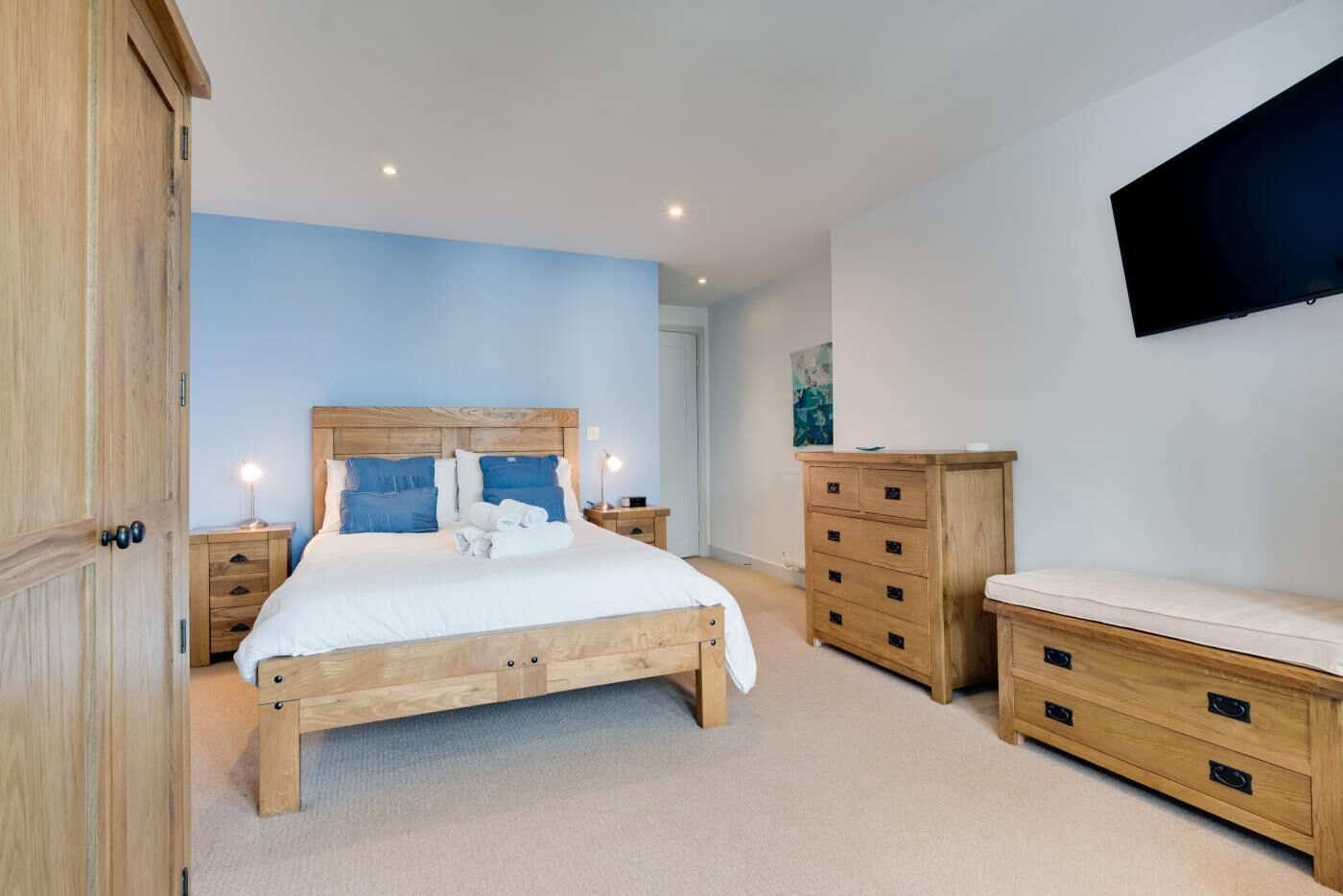 Iron/ironing board, travel cot, free WiFi, bed sheets