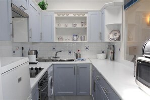 Microwave, oven, cookware/dishes/utensils - 2 Bed in St Ives (oc-fern41) (Saint Ives)