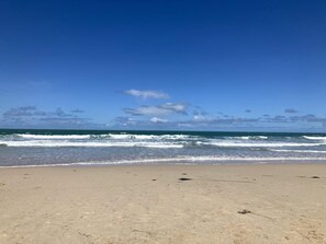 A beach with clear skies and waves. - 2 Bed in St Ives (oc-shell) (St Ives)