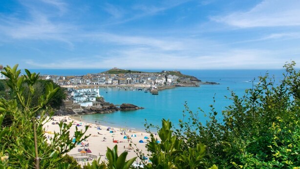 A coastal town with a beach, rocky shoreline, and buildings along the water. - 2 Bed in St Ives (oc-cotsp) (Saint Ives)