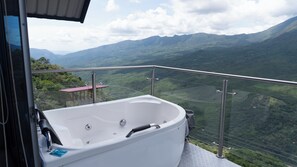 Bungalou Deluxe, balcó, vistes a la muntanya | Banyera d'hidromassatge a l'aire lliure
