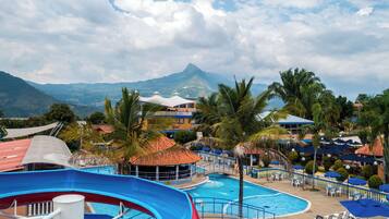 2 outdoor pools