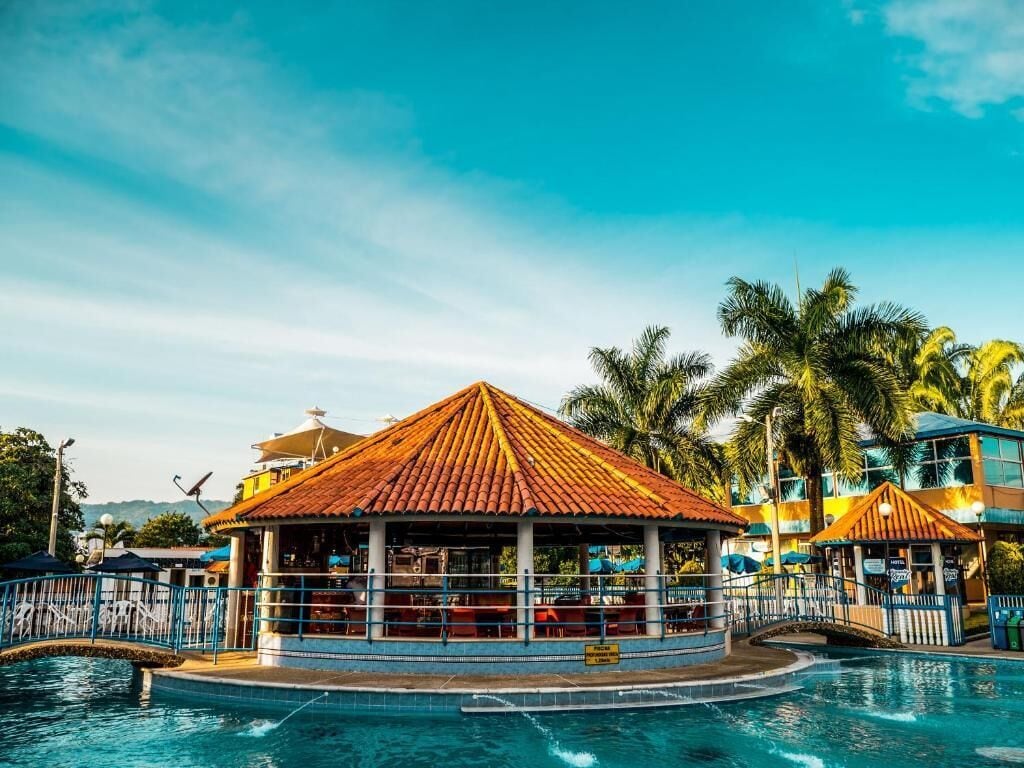 2 outdoor pools