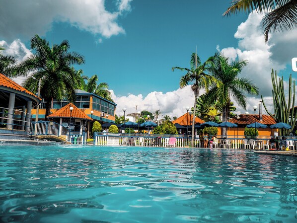 สระว่ายน้ำ