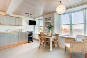 Microwave, oven, cookware/dishes/utensils - 1 Bed in St Ives (oc-crab01) (St Ives)