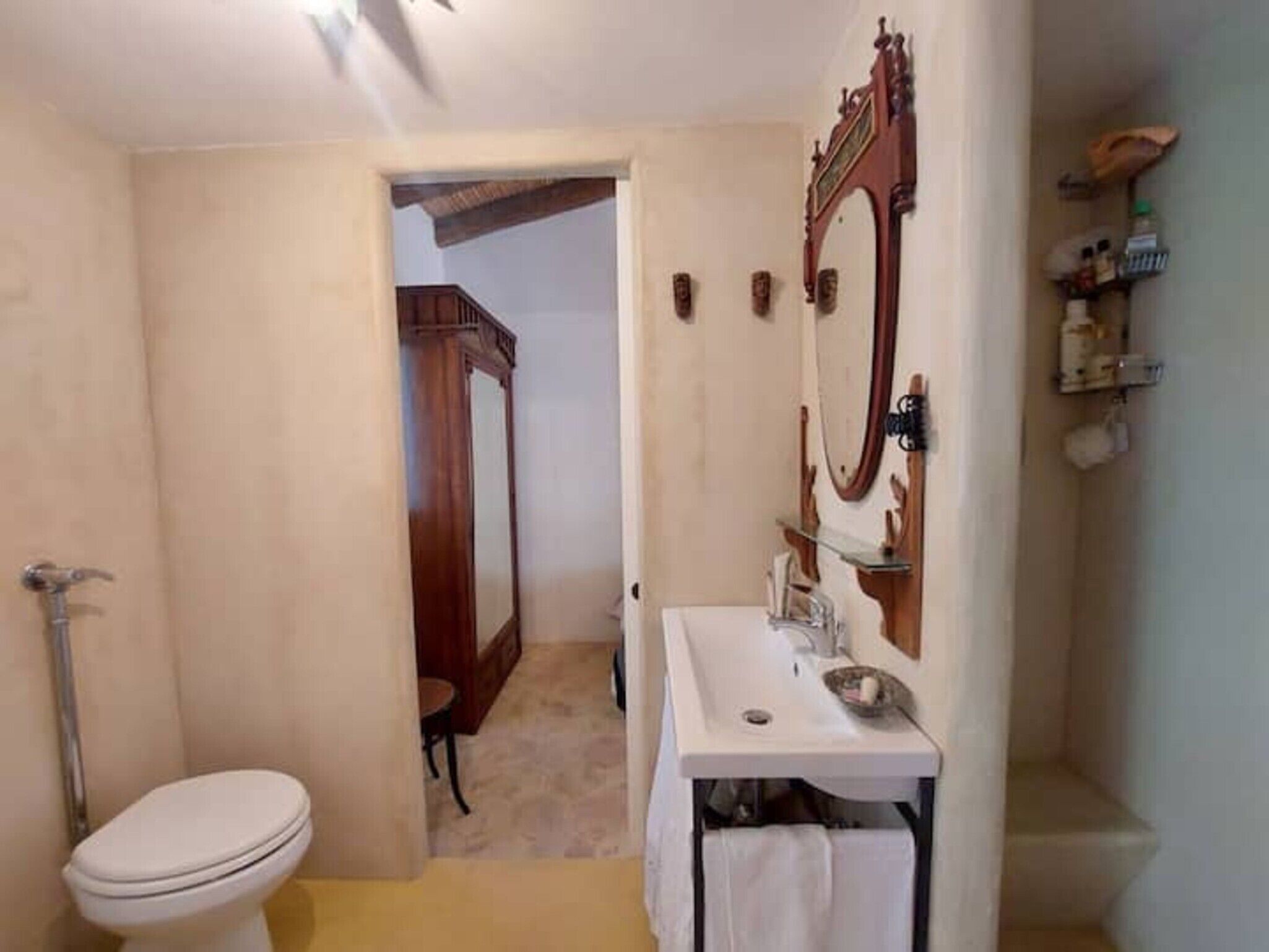 Een douche, gratis toiletartikelen, een haardroger, handdoeken