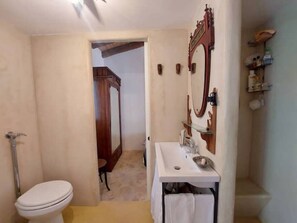 Bruser, gratis toiletartikler, hårtørrer, håndklæder