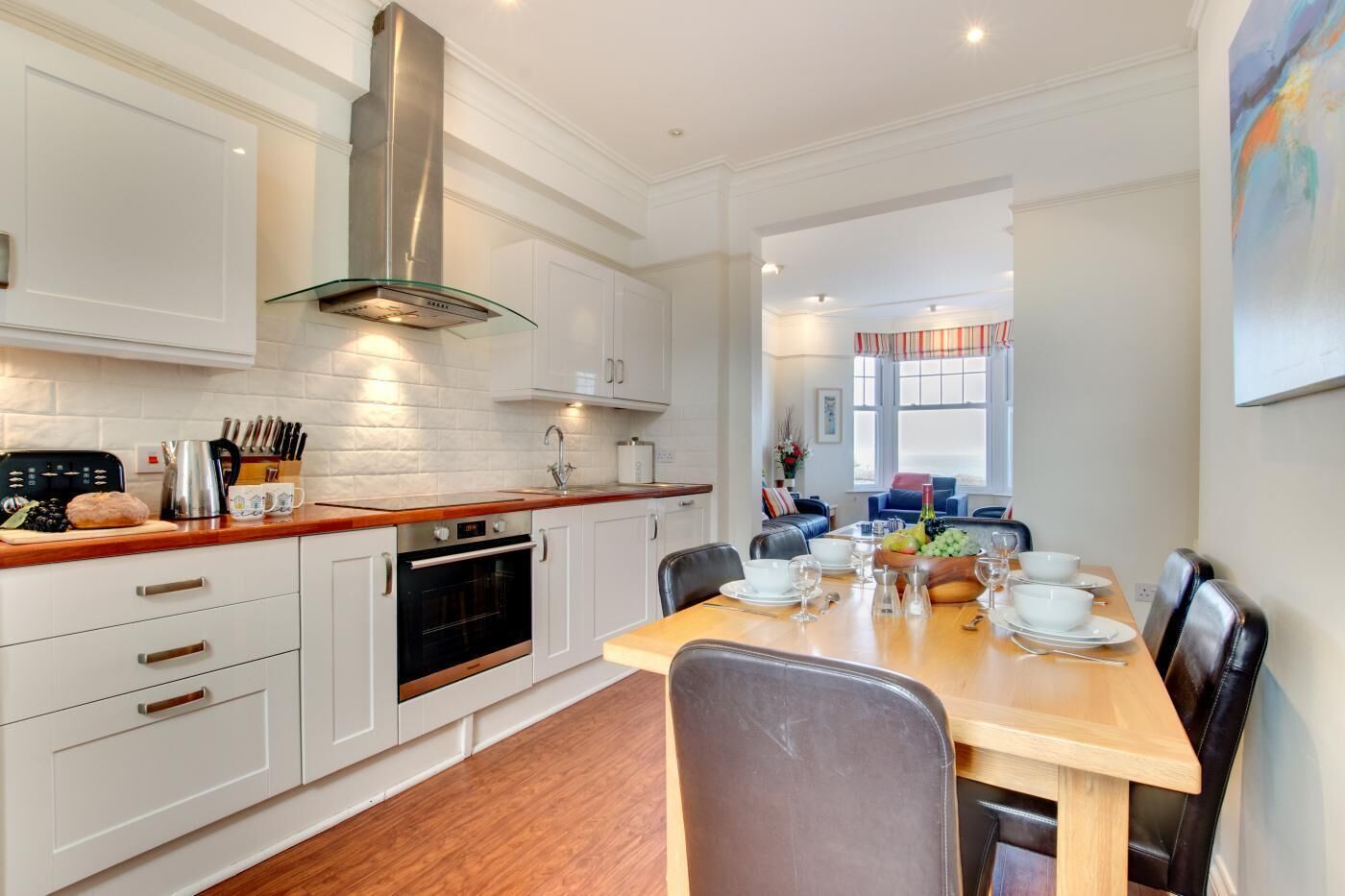 Mikrobølgeovn, ovn, opvaskemaskine, køkkentøj/tallerkener/redskaber